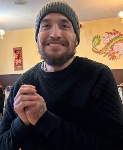 An adult male with brown hair and brown facial hair. | Un homme adulte aux cheveux bruns et à la barbe brune.