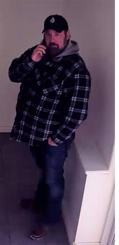 Male wearing a plaid jacket and a black cap |  Homme portant une veste à carreaux et une casquette noire