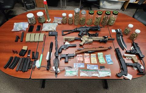 Approximately 227 grams of methamphetamine, 662 grams of dried cannabis, a sum of cash, drug trafficking paraphernalia, a stun baton, and several imitation firearms. | Environ 227 grammes de méthamphétamine, 662 grammes de cannabis séché, une somme d'argent liquide, du matériel servant au trafic de drogue, une matraque électrique et plusieurs imitations d'armes à feu.