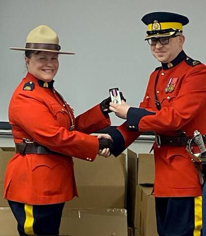 Komlos receives award from Inspector Gillespie