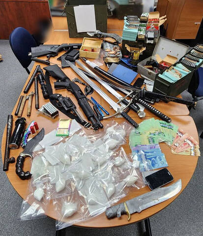 Seized firearms and drugs on table | Armes à feu et drogues saisies sur la table