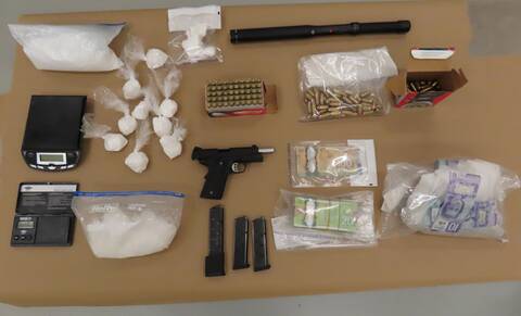 Seized items, including approximately 320 grams of cocaine, approximately 500 grams of methamphetamine, a handgun, ammunition, a conducted energy weapon, drug trafficking paraphernalia, and a sum of cash. // Les objets saisis comprenaient environ 320 grammes de cocaïne, environ 500 grammes de méthamphétamine, un pistolet, des munitions, une arme à impulsions électriques, du matériel servant au trafic de drogue et une somme d'argent en espèces.