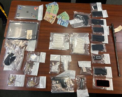 Approximately 484 grams of cocaine, a large sum of cash, a loaded handgun with the serial number removed and a rifle. // Environ 484 grammes de cocaïne, une importante somme d'argent liquide, un pistolet chargé dont le numéro de série avait été effacé et un fusil.