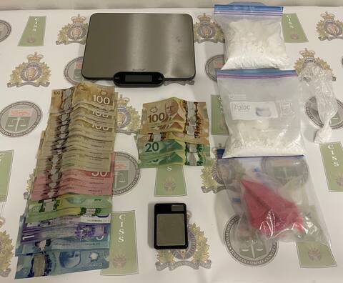616 grams of cocaine, 100 grams of fentanyl, a sum of cash, and drug trafficking paraphernalia. // 616 grammes de cocaïne, 100 grammes de fentanyl, une somme d'argent liquide et du matériel servant au trafic de drogue.
