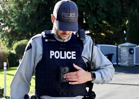 Agent de la GRC en service général équipé d'une caméra corporelle