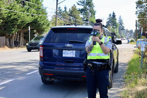 Un agent utilise un radar portatif pour effectuer un contrôle de la vitesse