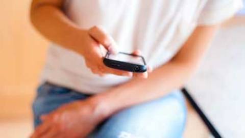 jeune utilisant une téléphone intelligent
