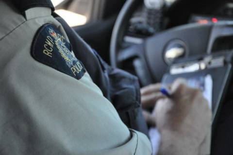 un agent donnant une contravention