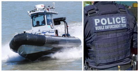 Un bateau de la GRC et un agent qui porte un gilet sur lequel il est inscrit « Police : Équipe de police mobile ».