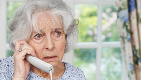 Personne âgée inquiète au téléphone