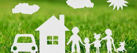 Image d’un modèle en papier d’une famille, d’une maison et de gazon