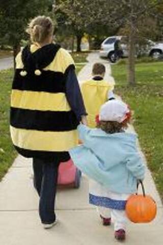 Une adulte et deux enfants costumés
