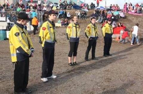 Image de bénévoles de la police communautaire participant à une activité spéciale